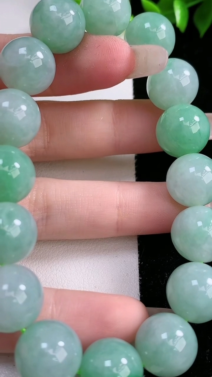天然A货翡翠圆珠手串，尺寸13.2，重:63.74g3月8日
工厂直销收藏佳品,种好水足，色泽均匀，有种有色，上手高大气！