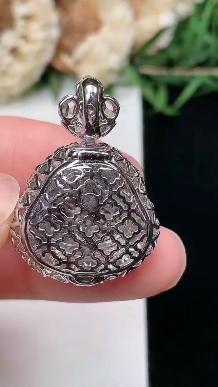 天然A货翡翠白冰佛公吊坠，尺寸27.5-19.9-12.5，裸石11.7-14，重量:5.49g
3月8日