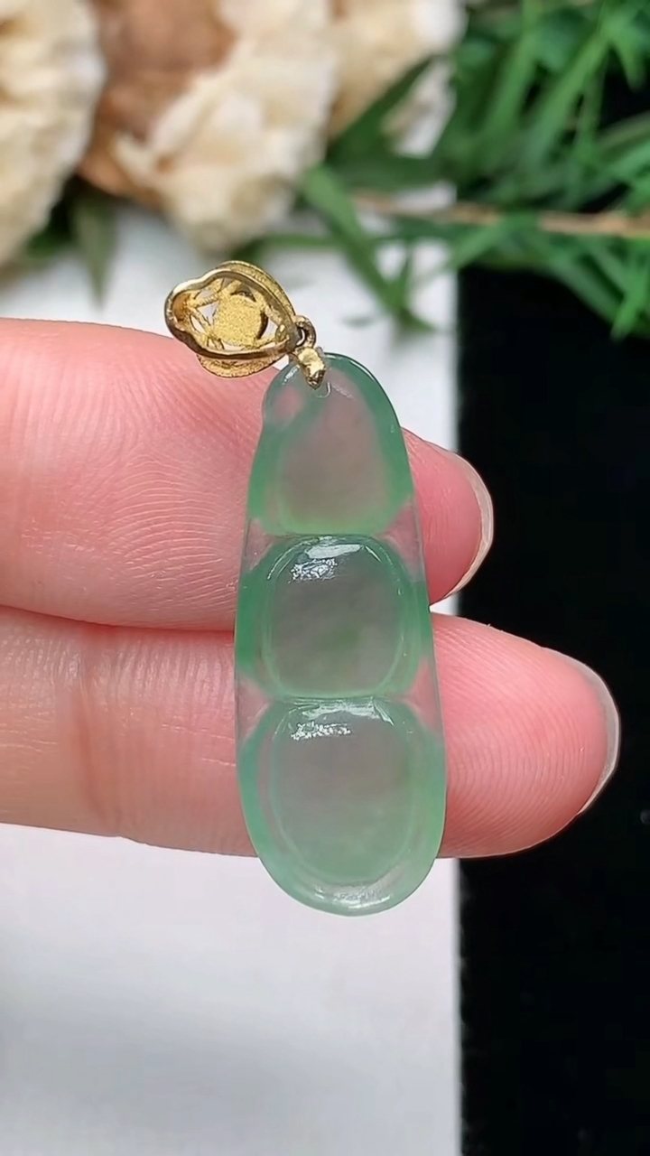 天然A货翡翠福豆吊坠，尺寸25-9.4-3.6，重量:1.79g
3月8日