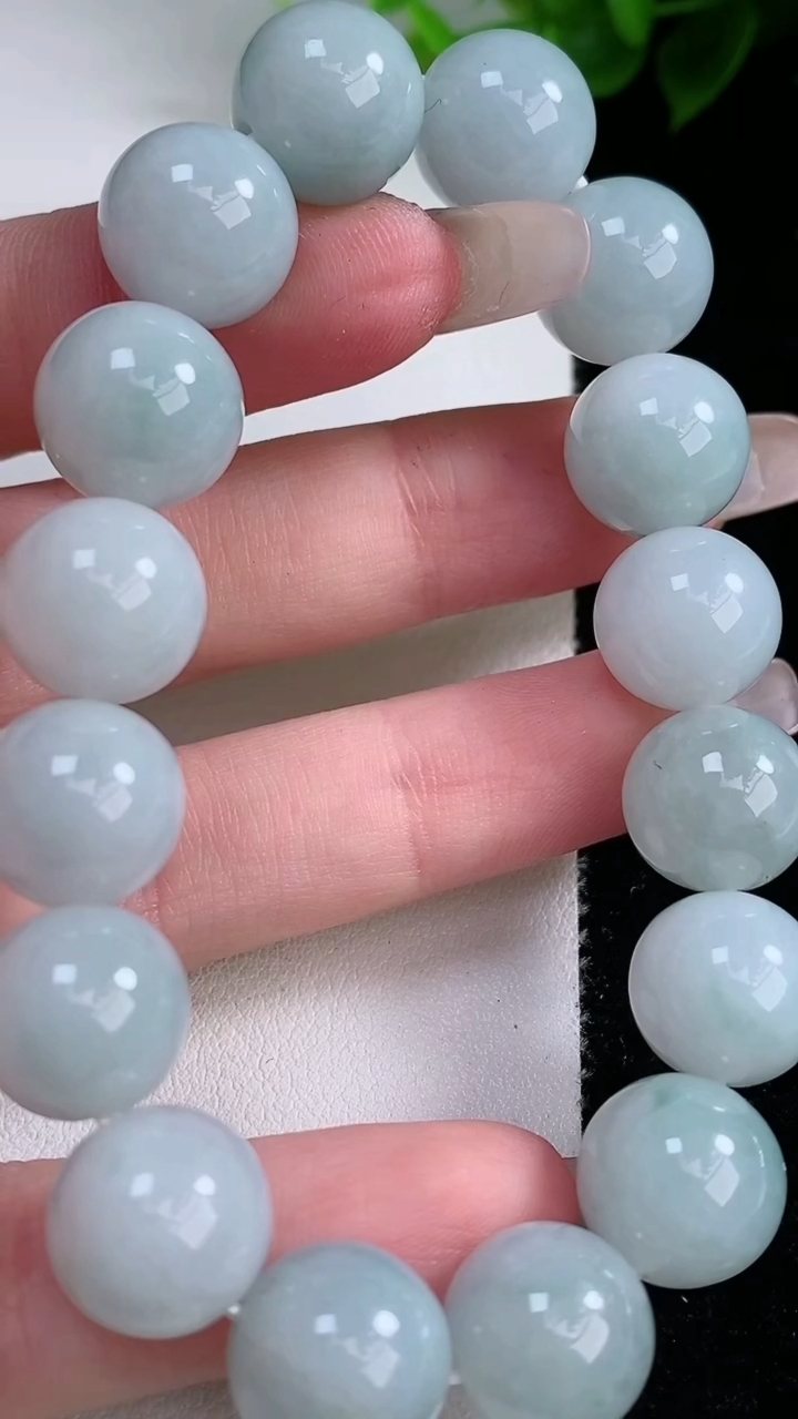 天然A货翡翠白冰圆珠手串16颗，尺寸12.1，重:50.42g3月8日
工厂直销收藏佳品,种好水足，