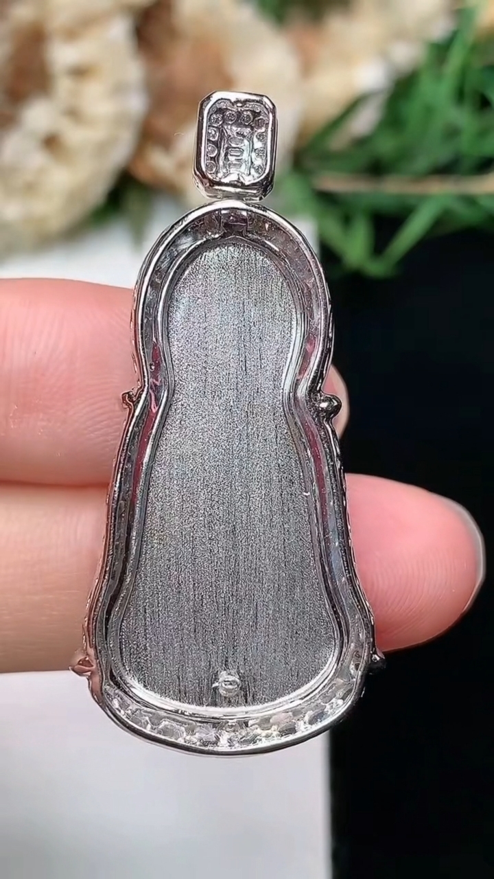 天然A货翡翠素衣观音吊坠，尺寸32.8-17.6-8，重量:8.40g
3月8日