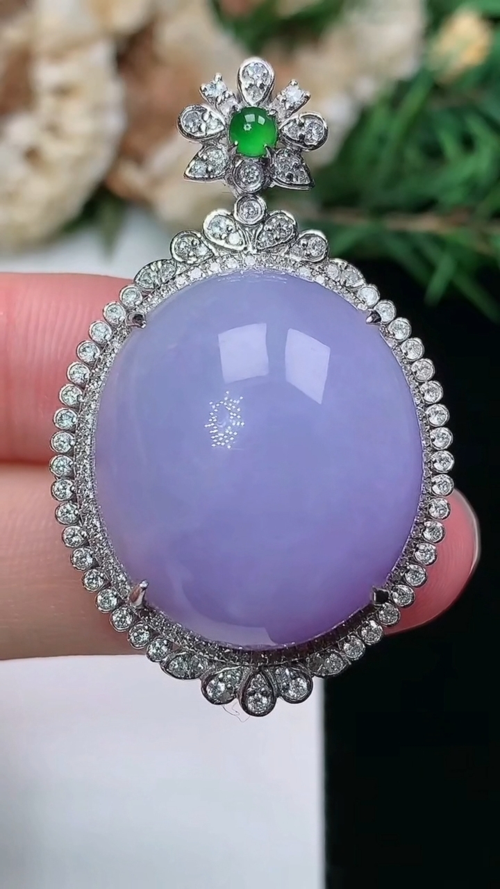 天然A货翡翠k金紫罗兰蛋面吊坠，尺寸41.2-25.6-15.7，裸石23.2-20，重量:14.36g
3月8日