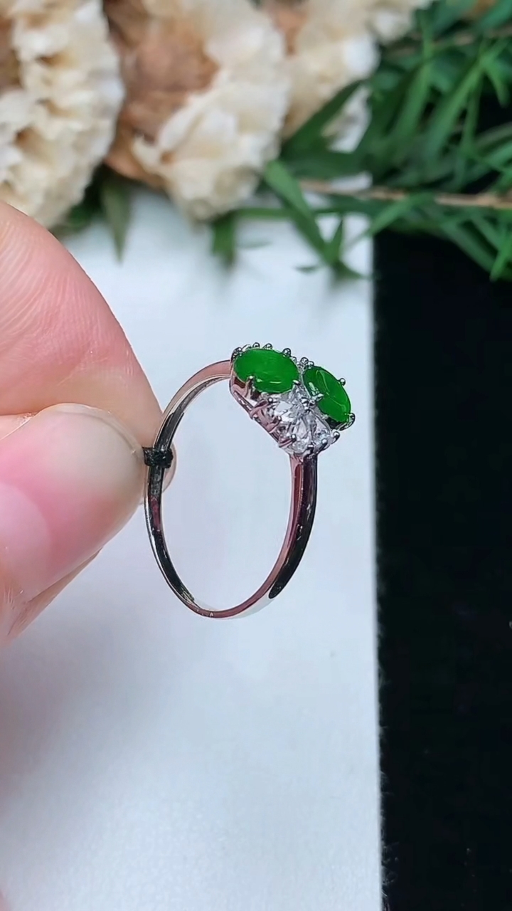 天然A货翡翠平安扣戒指，尺寸16.7-4.3，重量:1.22g2026年3月8日
工厂直销收藏佳品,种好水足，色泽均匀，有种有色，上手高大气！