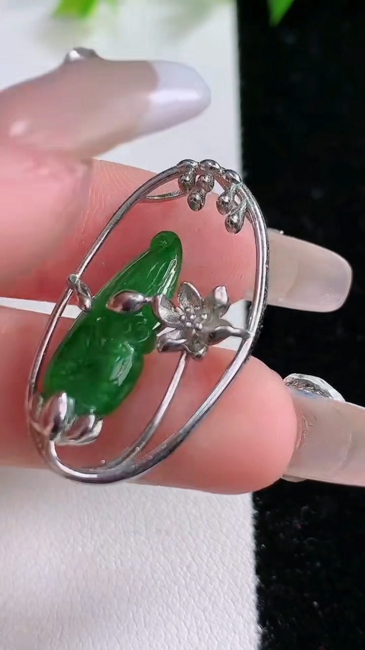 天然A货翡翠凤凰吊坠，尺寸22.5-8.5-3，重:2.84g
3月8日