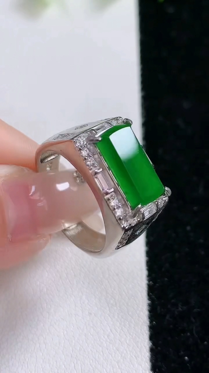 天然A货翡翠马鞍戒指，尺寸12.5-6.7-2.3，重:7.24g2026年3月8日
工厂直销收藏佳品,种好水足，色泽均匀，有种有色，上手高大气！