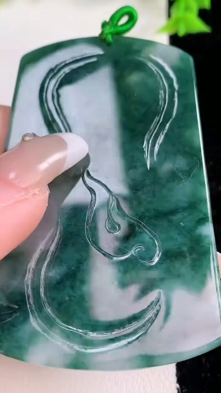 天然A货翡翠飘花御龙财神爷吊坠，尺寸68-43.7-4.5，重量:33.10g
3月8日