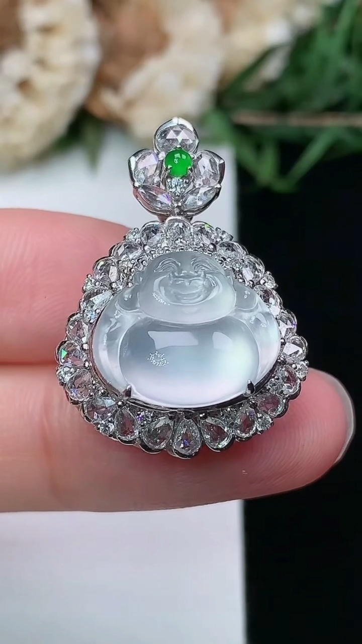 天然A货翡翠白冰佛公吊坠，尺寸27.5-19.9-12.5，裸石11.7-14，重量:5.49g
3