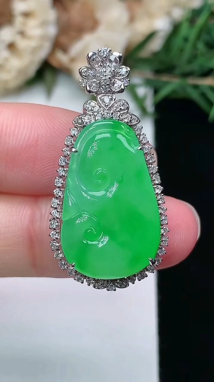 天然A货翡翠如意吊坠，尺寸33.2-16.6-9
3月8日