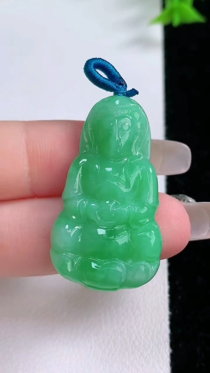 天然A货翡翠观音菩萨吊坠，尺寸35.8-20-4.8，重量:7.38g
3月8日