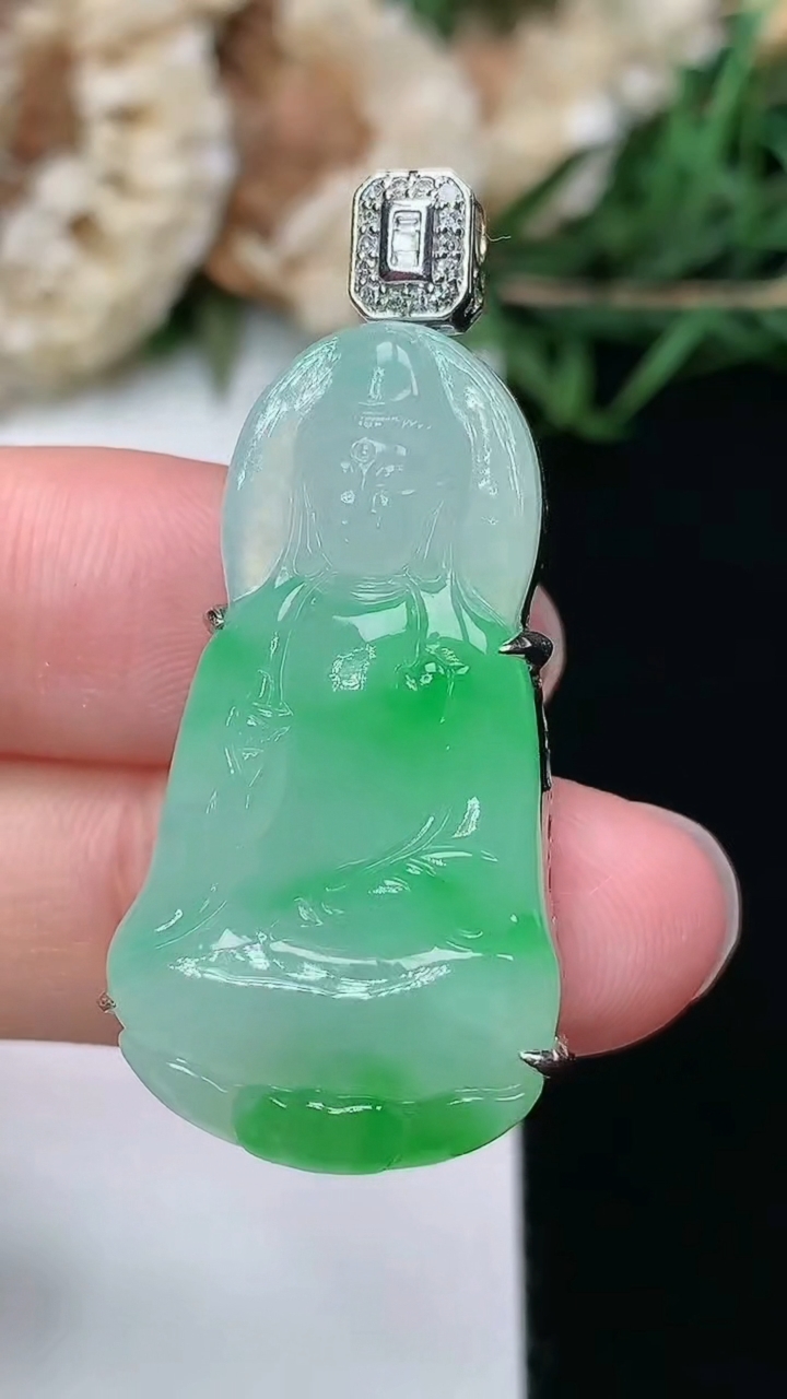 天然A货翡翠素衣观音吊坠，尺寸32.8-17.6-8，重量:8.40g
3月8日