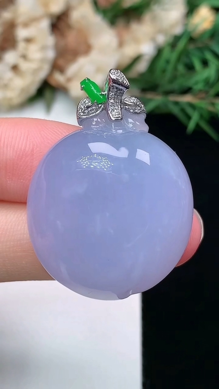 天然A货翡翠紫罗兰福瓜吊坠，尺寸27.8-25.3-10.3，重量:13.45g
3月8日