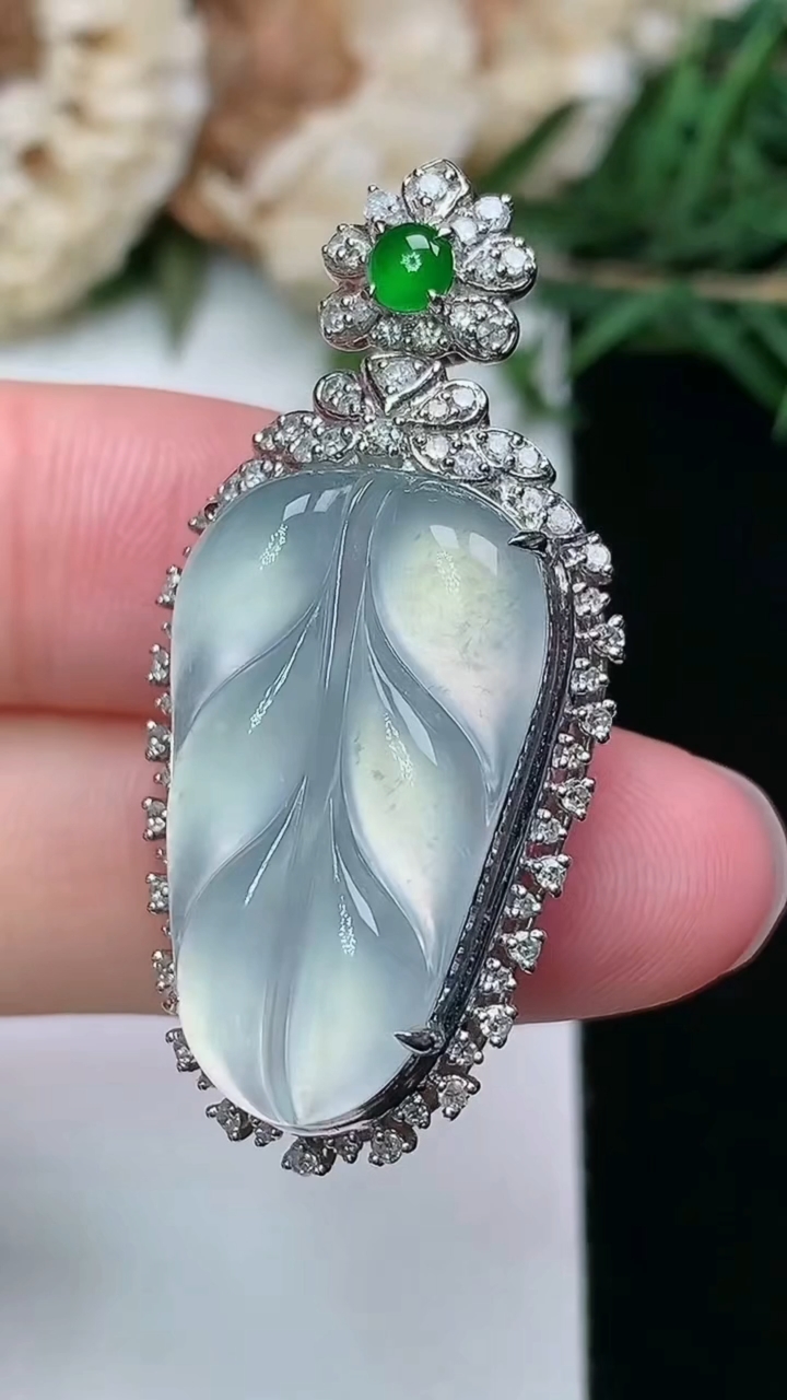 天然A货翡翠白冰金枝玉叶 叶子吊坠，尺寸38.5-18.7-11，裸石24-14.5，重量:8.35g
3月8日