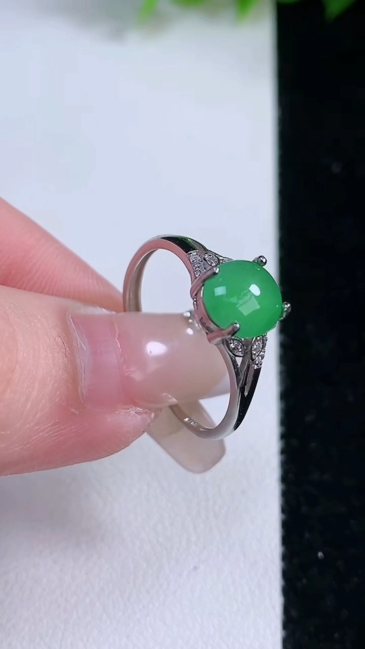天然A货翡翠蛋面戒指，尺寸8-7.3，重:1.83g2026年3月8日
工厂直销收藏佳品,种好水足，色泽均匀，有种有色，上手高大气！