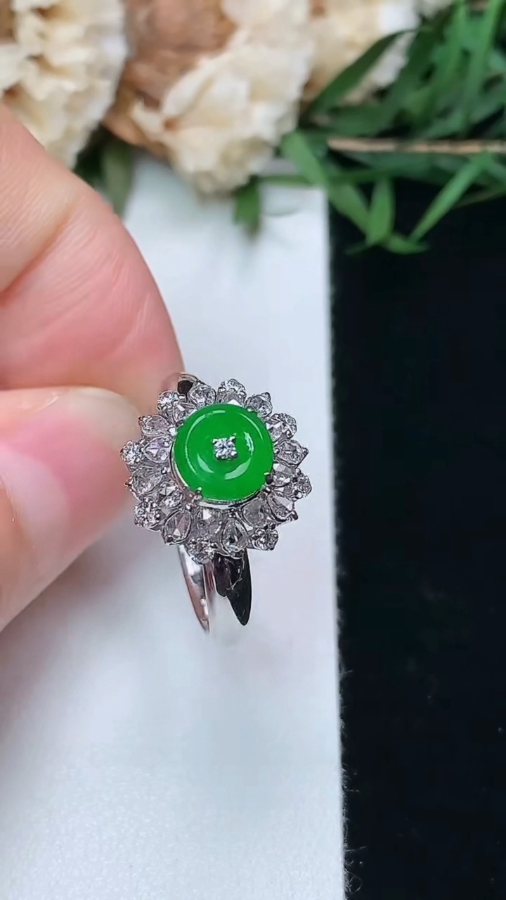 天然A货翡翠平安扣戒指，尺寸17-6.4，重量:3.01g
3月8日