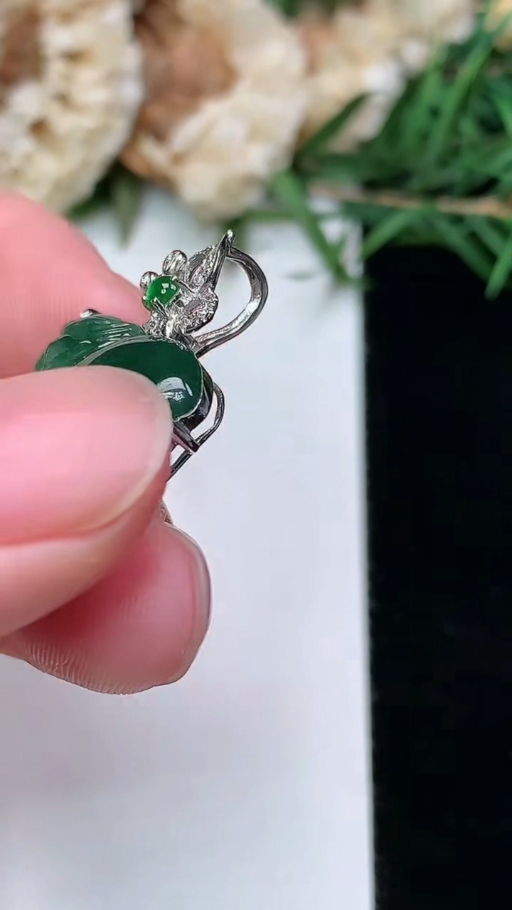 天然A货翡翠花仙子吊坠，尺寸21.5-17.7-6.6，重量:4.62g
3月8日