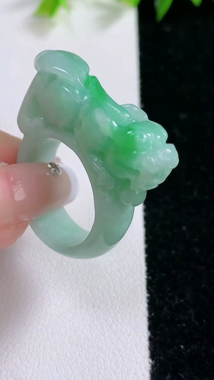 天然A货翡翠貔貅指环扳指，尺寸20-9.5-10，重14.51g2026年3月8日
工厂直销收藏佳品,种好水足，色泽均匀，有种有色，上手高大气！