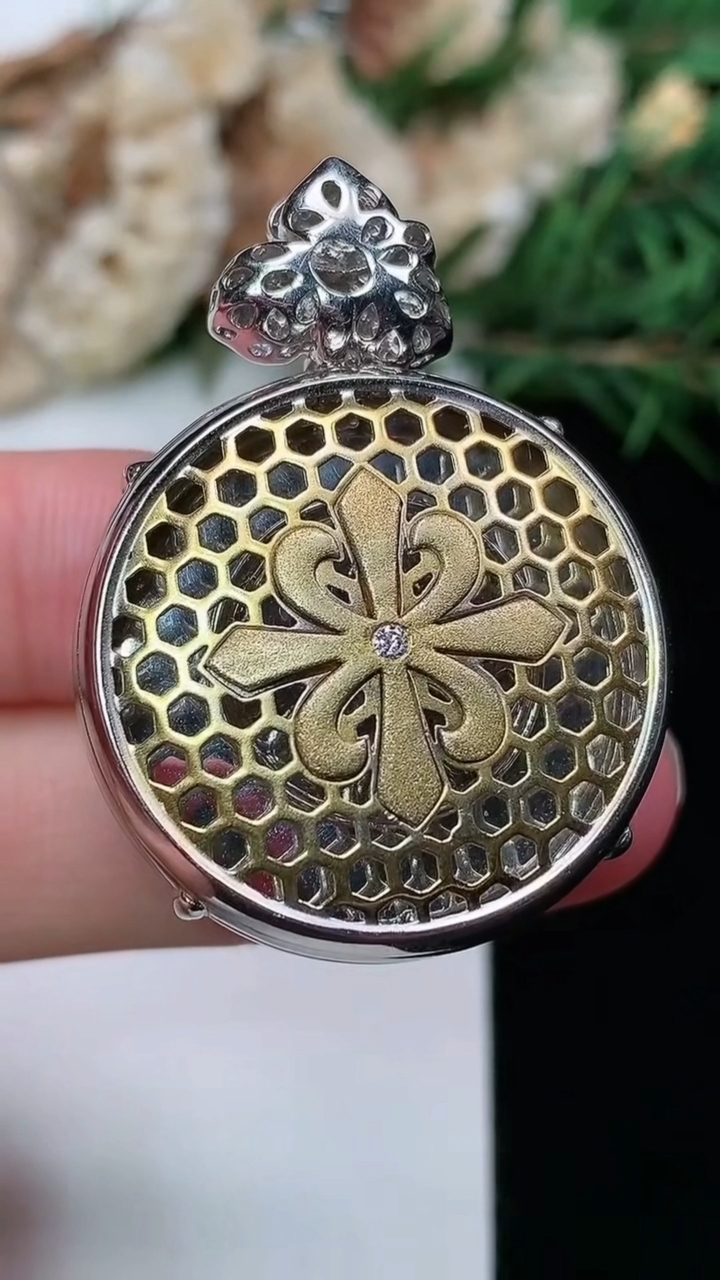 天然A货翡翠紫罗兰平安扣吊坠，尺寸27.8-13.6，重量:22.01g
3月8日