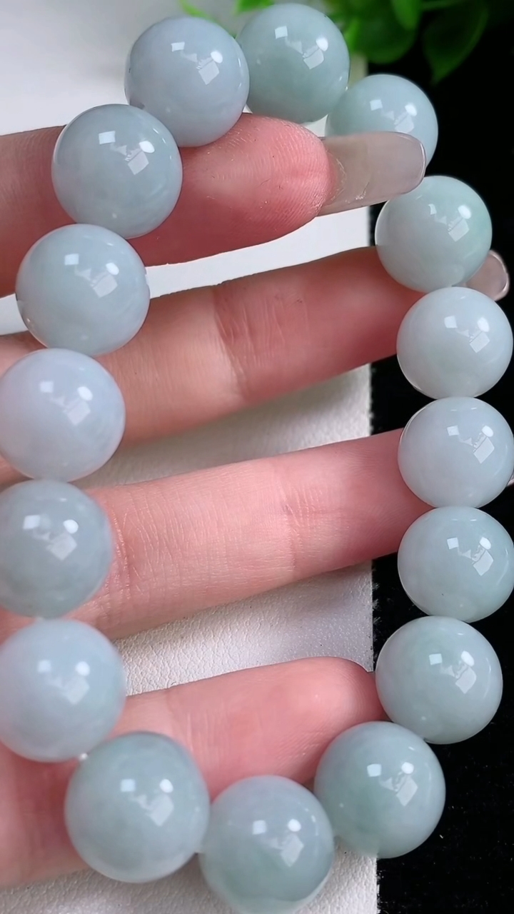 天然A货翡翠白冰圆珠手串16颗，尺寸12.1，重:50.42g3月8日
工厂直销收藏佳品,种好水足，色泽均匀，有种有色，上手高大气！