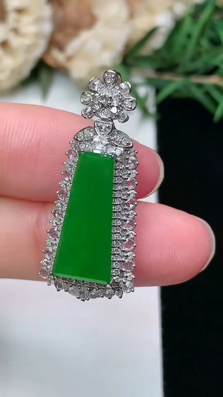 天然A货翡翠无事牌吊坠，尺寸31.5-13.3-9.3，裸石16.4-7.5，重量:3.81g
3月8日