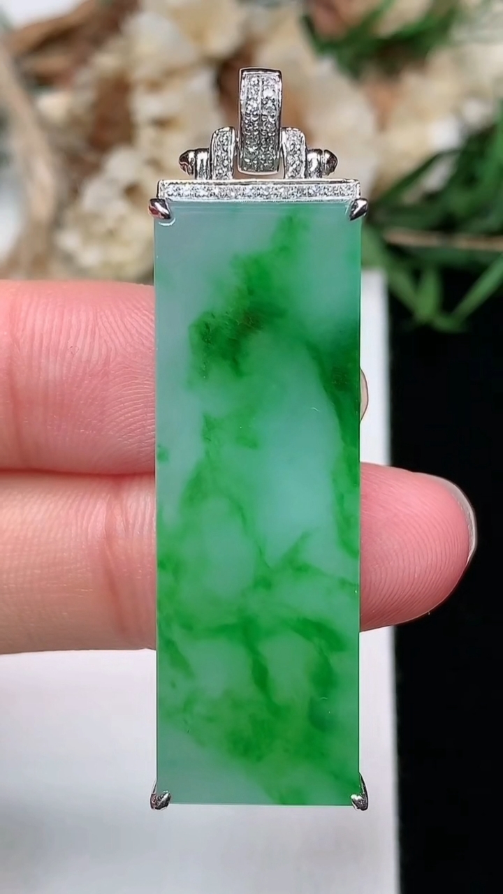 天然A货翡翠无事牌吊坠，尺寸38-13-6.2，重量:8.83g
3月8日