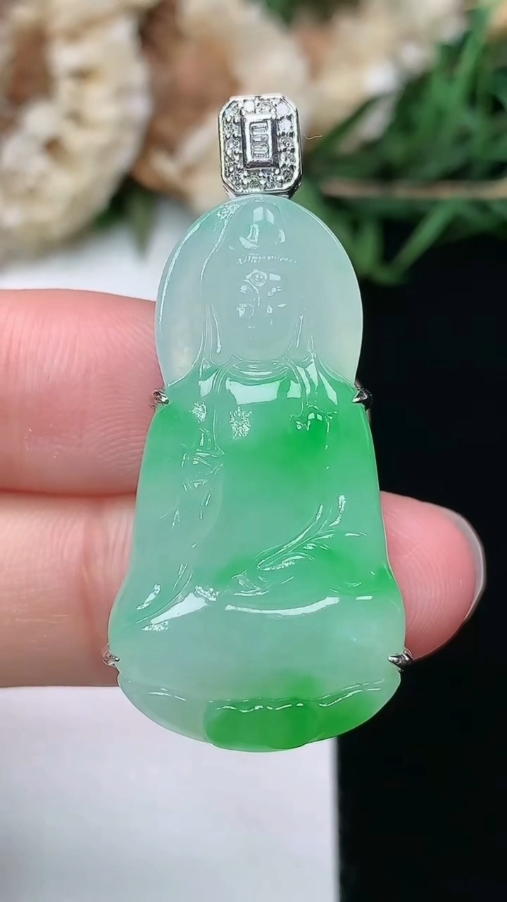 天然A货翡翠素衣观音吊坠，尺寸32.8-17.6-8，重量:8.40g
3月8日
