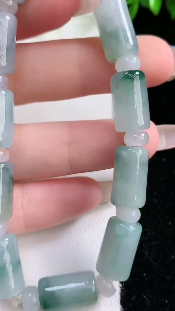 天然A货翡翠货飘花路路通手串，尺寸14.5-8.5，重:31.03g3月8日
工厂直销收藏佳品,种好水足，色泽均匀，有种有色，上手高大气！