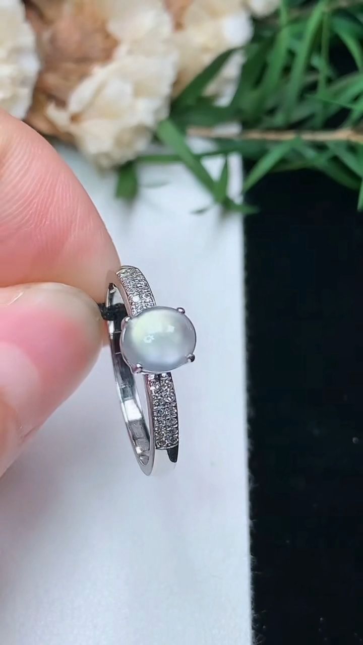 天然A货翡翠白冰蛋面戒指，尺寸17-6.2-5.5，重量:2.37g2026年3月8日
工厂直销收藏佳品,种好水足，色泽均匀，有种有色，上手高大气！