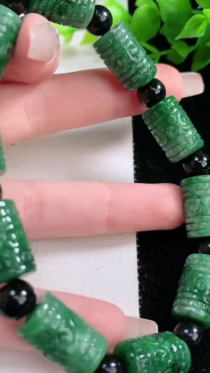天然A货翡翠六字真言 路路通手串，尺寸 16.5-10.5，重: 46.70g3月8日
工厂直销收藏佳品,种好水足，色泽均匀，有种有色，上手高大气！