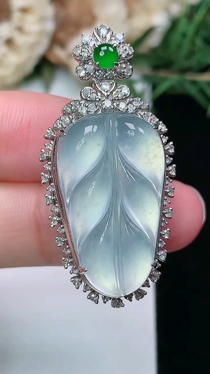 天然A货翡翠白冰金枝玉叶 叶子吊坠，尺寸38.5-18.7-11，裸石24-14.5，重量:8.35