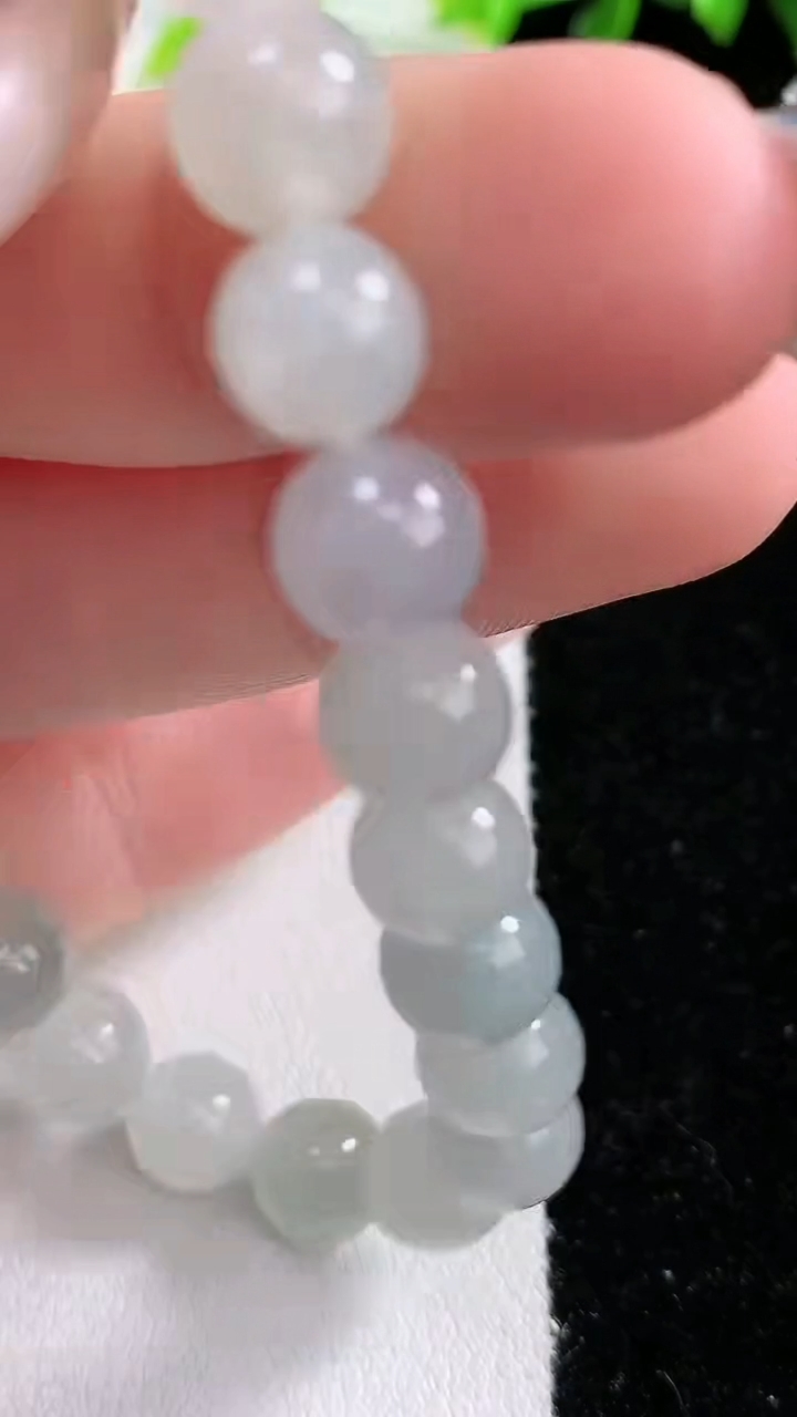 天然A货翡翠圆珠手串，尺寸7.5，重:18.27g3月8日
工厂直销收藏佳品,种好水足，色泽均匀，有种有色，上手高大气！