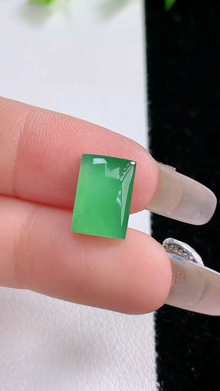 天然A货翡翠马鞍戒面，尺寸12-8.4-3，重:0.86g2026年3月8日
工厂直销收藏佳品,种好