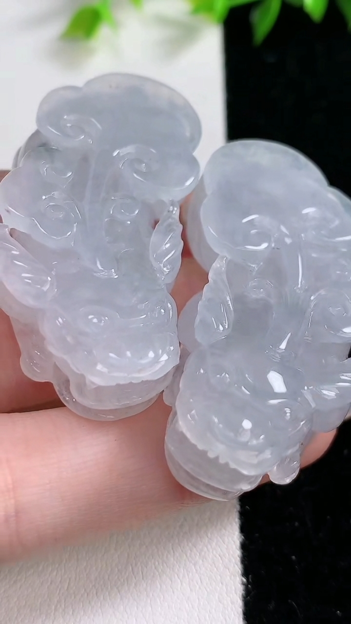 天然A货翡翠貔貅吊坠一对，尺寸46.1-22.8-12.8/45.8-23-12.8，重:27.66g
3月8日