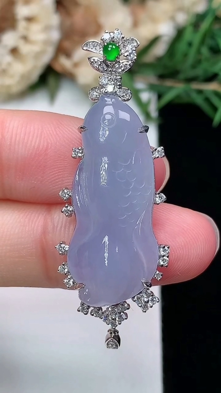 天然A货翡翠紫罗兰年年有余吊坠，尺寸28.4-12.3-6.3，重量:5.02g
3月8日