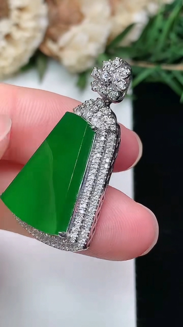 天然A货翡翠无事牌吊坠，尺寸33-18.4-8，裸石19-13，重量:5.68g
3月8日