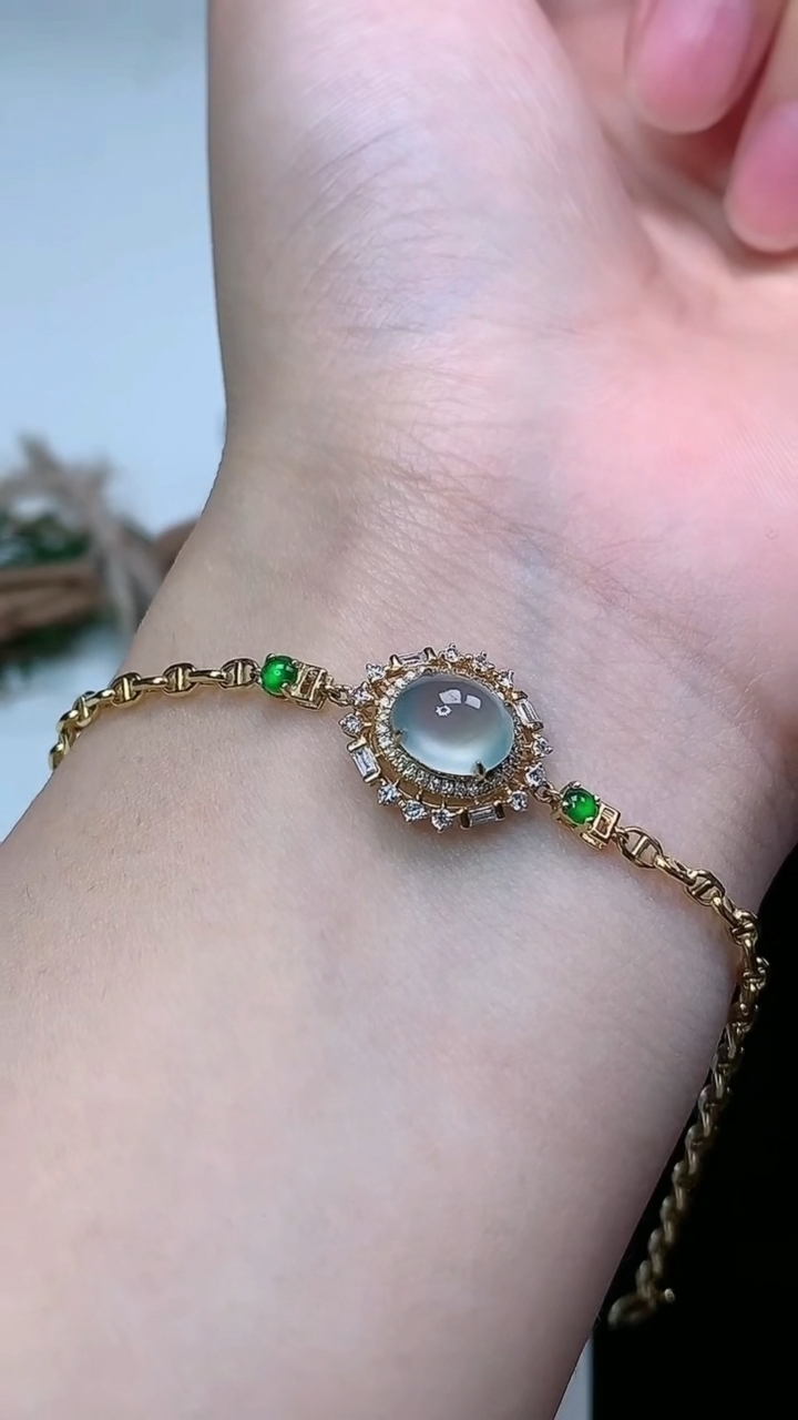 天然A货翡翠白冰蛋面手链，尺寸7.8-6.7，重量:2.59g
3月8日