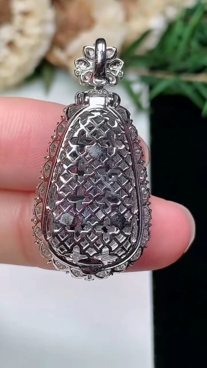 天然A货翡翠如意吊坠，尺寸33.2-16.6-9
3月8日