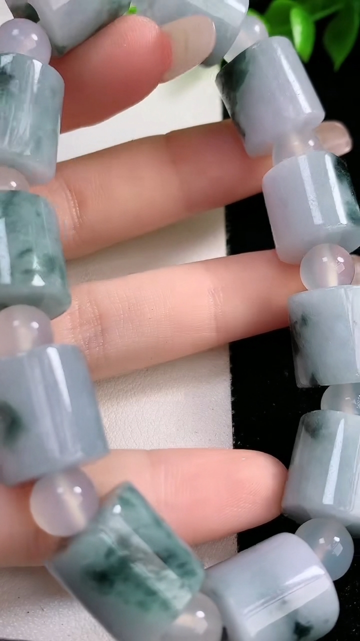 天然A货翡翠飘花路路通手串，尺寸13.8-13.5-11颗，重:73.10g3月8日
工厂直销收藏佳