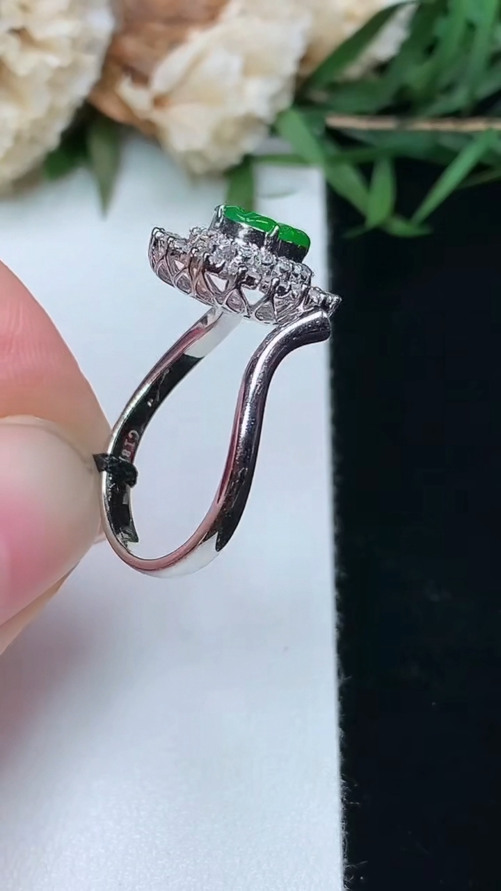 天然A货翡翠金枝玉叶 叶子戒指，尺寸17.4-7.5-6.3，重量:3.26g
3月8日