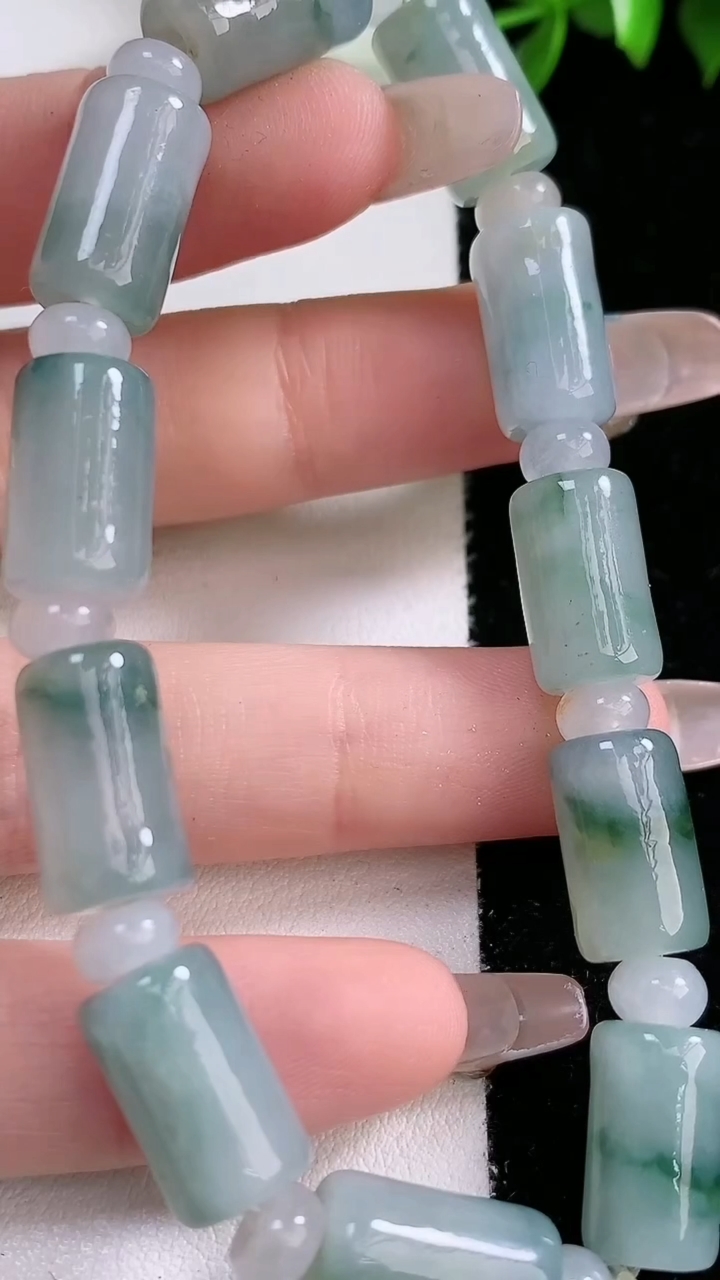 天然A货翡翠货飘花路路通手串，尺寸14.5-8.5，重:31.03g3月8日
工厂直销收藏佳品,种好