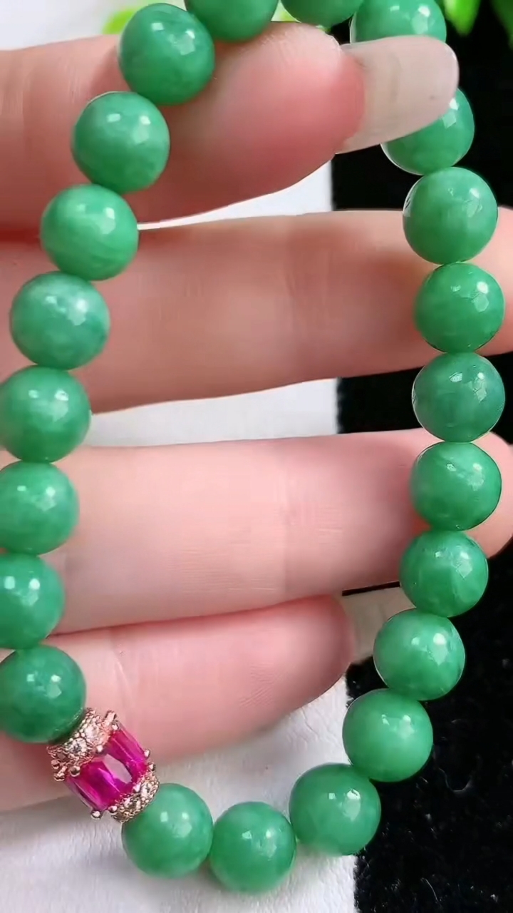 天然A货翡翠圆珠手串，尺寸7.5-22颗，重:16.68g3月8日
工厂直销收藏佳品,种好水足，色泽均匀，有种有色，上手高大气！