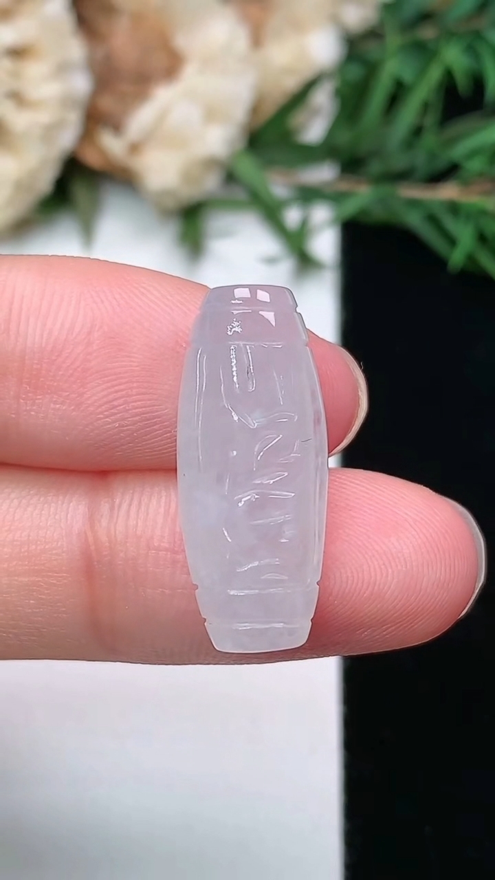 天然A货翡翠白冰雕花路路通吊坠，尺寸21.6-9-6.7，重量:2.75g
3月8日