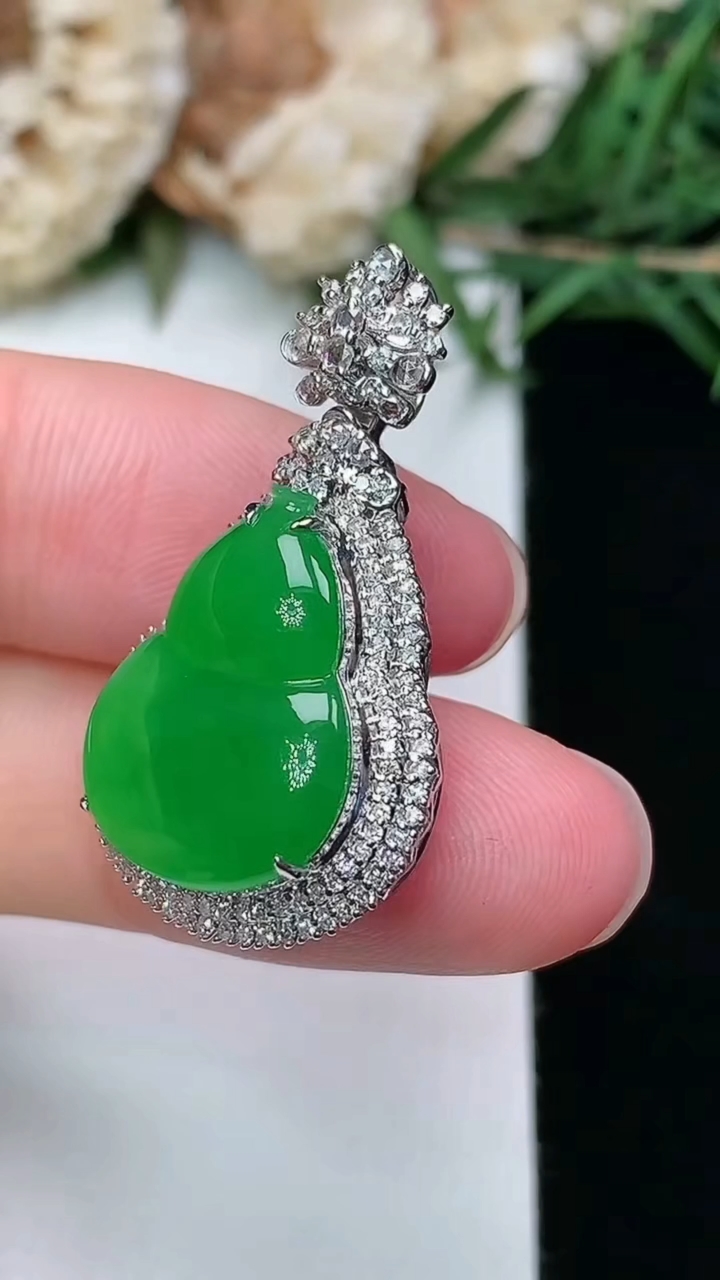 天然A货翡翠葫芦吊坠，尺寸30.4-16.4-9.6，裸石16.9-12.4，重量:4.19g
3月8日