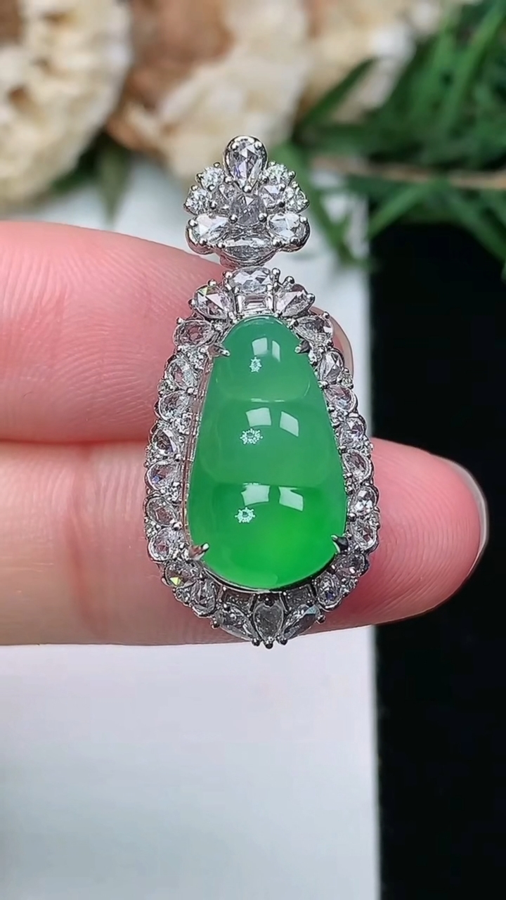 天然A货翡翠福豆吊坠，尺寸29.2-13.5-11.6，裸石15-8.7，重量:4.50g
3月8日