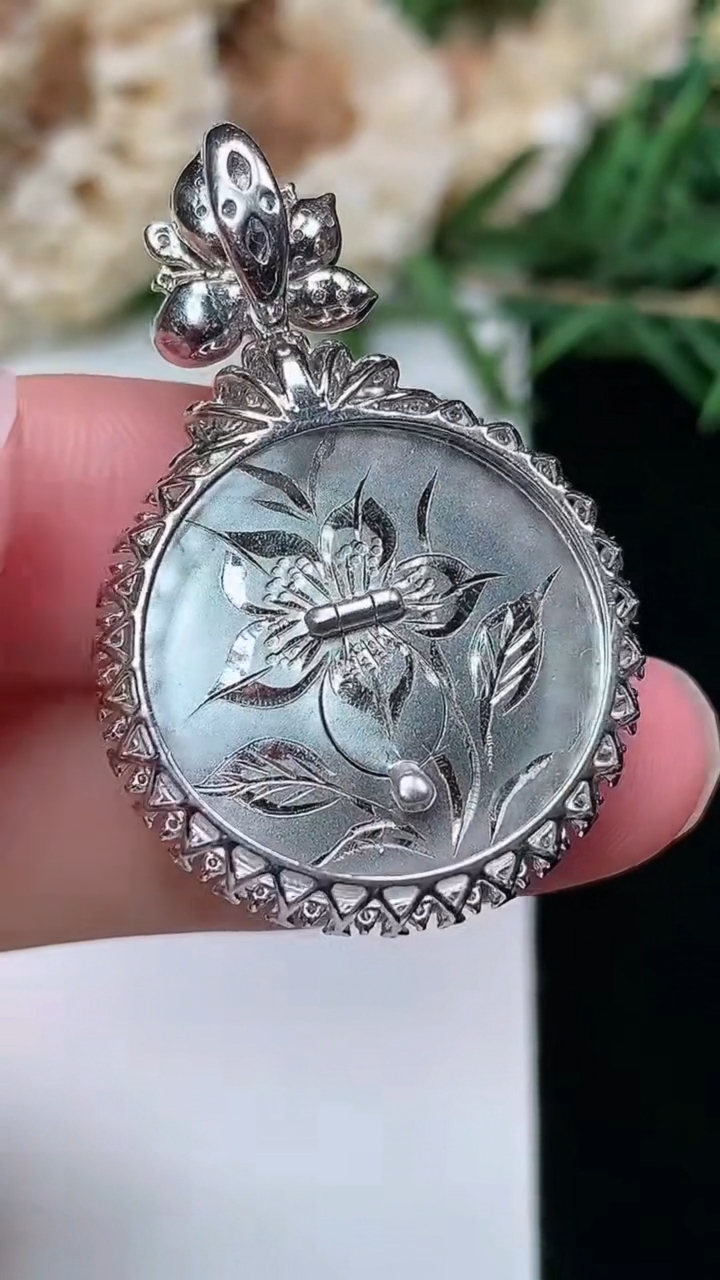 天然A货翡翠平安扣吊坠，尺寸35.5-23-7.6，裸石21，重量:6.82g
3月8日