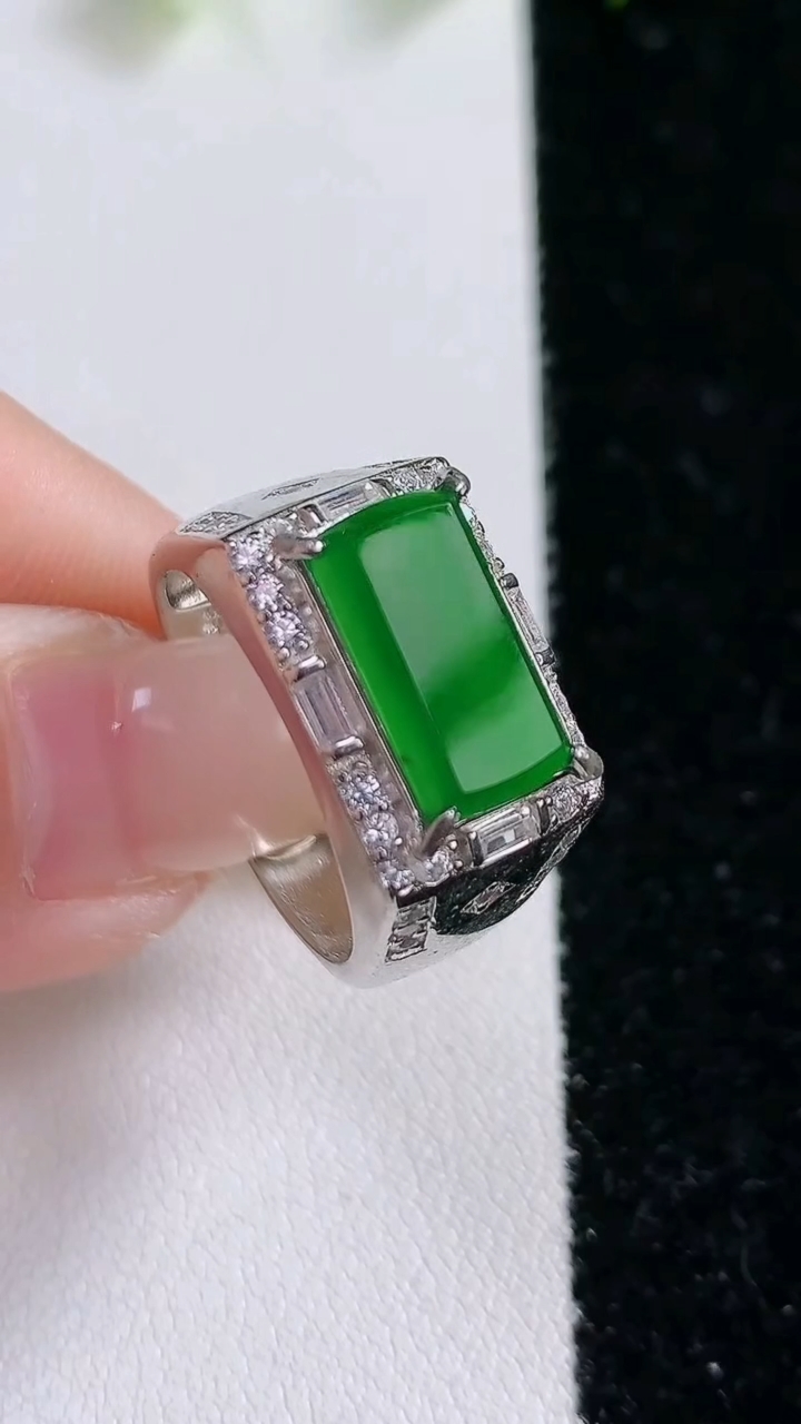 天然A货翡翠马鞍戒指，尺寸12.5-6.7-2.3，重:7.24g2026年3月8日
工厂直销收藏佳品,种好水足，色泽均匀，有种有色，上手高大气！