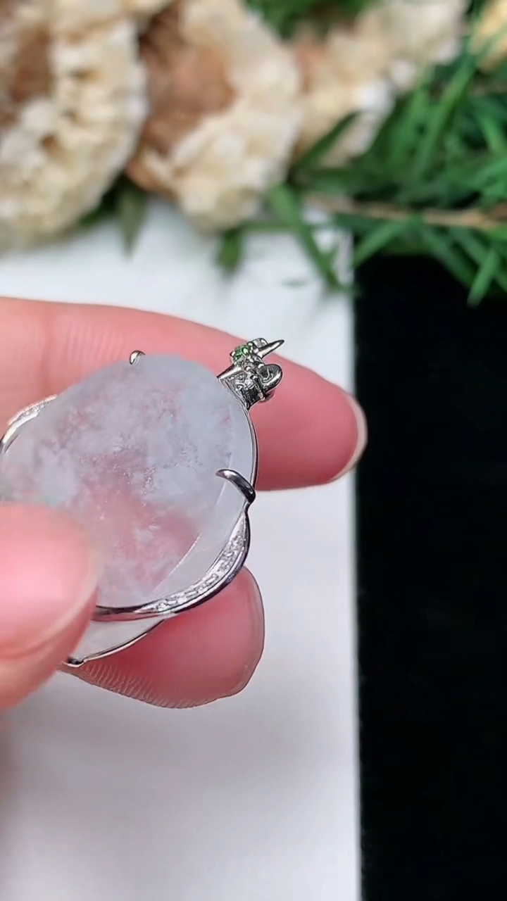 天然A货翡翠飘花无事牌吊坠，尺寸21.5-2.6，重量:3.84g
3月8日