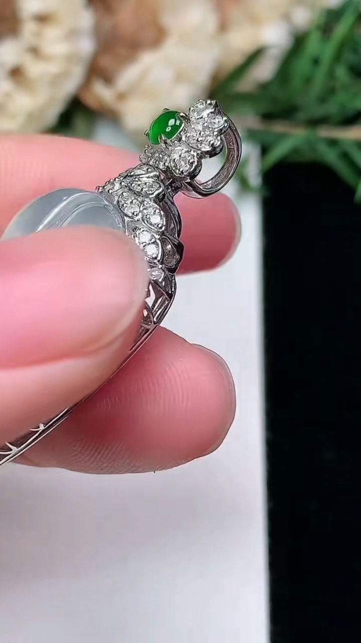 天然A货翡翠白冰金枝玉叶 叶子吊坠，尺寸38.5-18.7-11，裸石24-14.5，重量:8.35g
3月8日