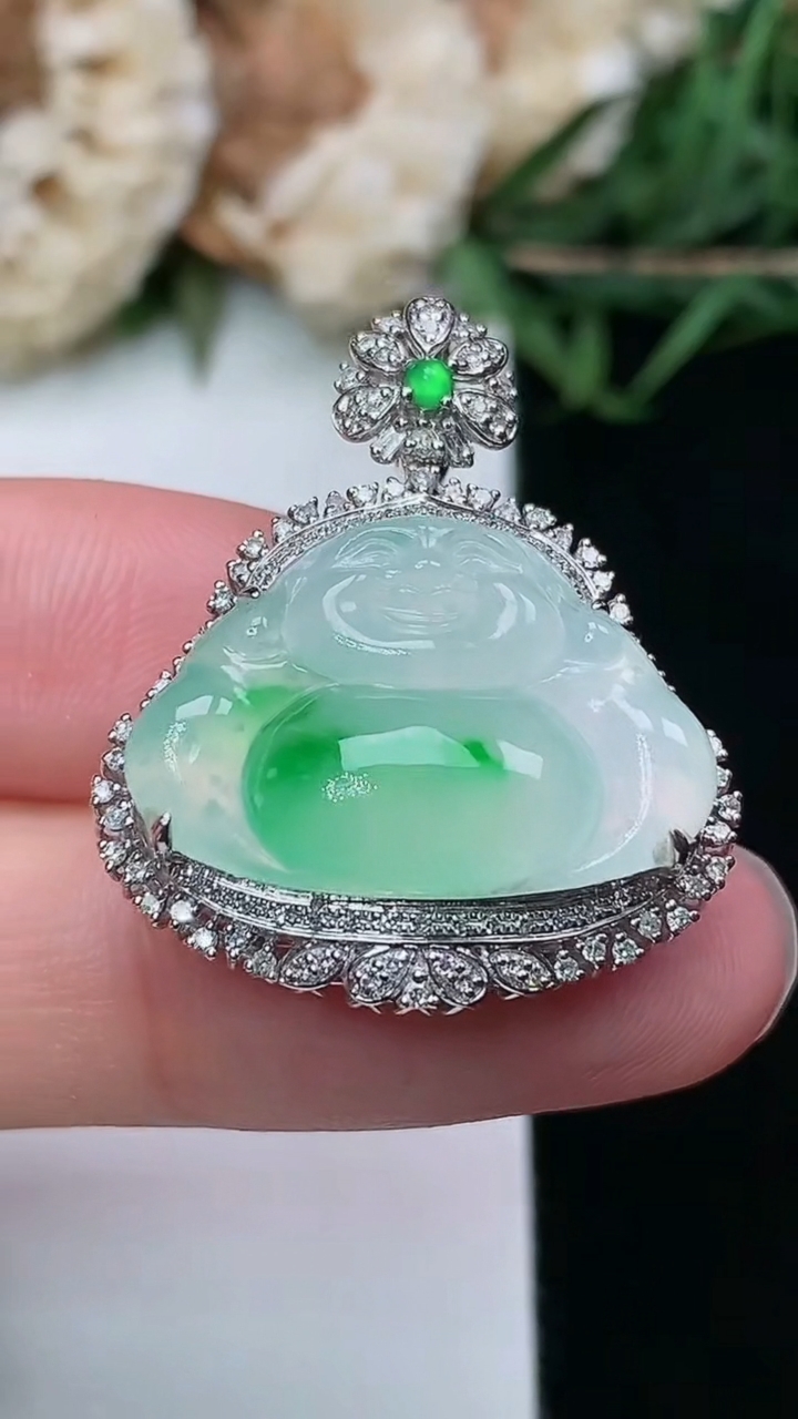 天然A货翡翠佛公吊坠，尺寸28.8-24-11，裸石14.6-21.3，重量:6.25g
3月8日