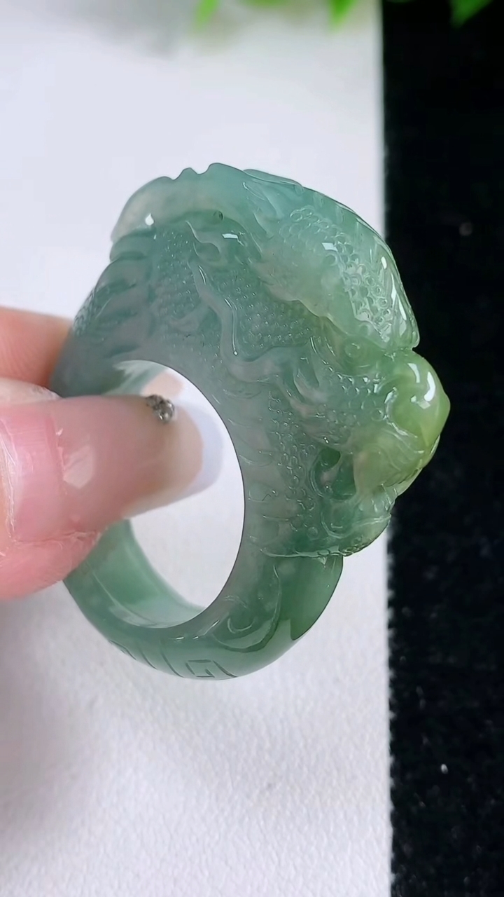 天然A货翡翠貔貅扳指 戒指，尺寸21.6-8.8-17，重:19.07g2026年3月8日
工厂直销收藏佳品,种好水足，色泽均匀，有种有色，上手高大气！