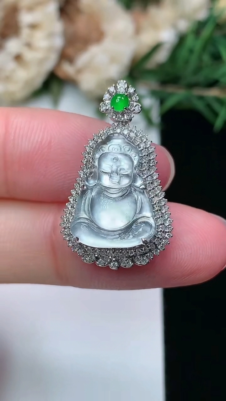 天然A货翡翠白冰观音菩萨吊坠，尺寸25.5-15.3-7.8，裸石15-10，重量:3.48g
3月8日